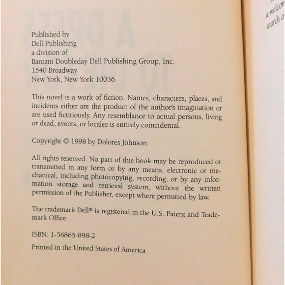 A Dress to Die for by Dolores Johnson 1998 HBDJ A Mandy Dyer Mystery Series Book - Picture 4 of 5